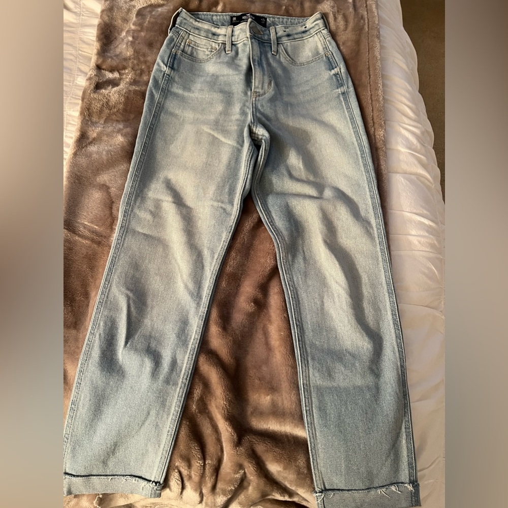 Hollister Ultra High-Rise Mom Jean (0R)